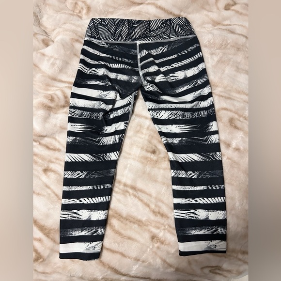 lululemon athletica wunder under cropped Black and White Striped Leggings - Picture 1 of 6